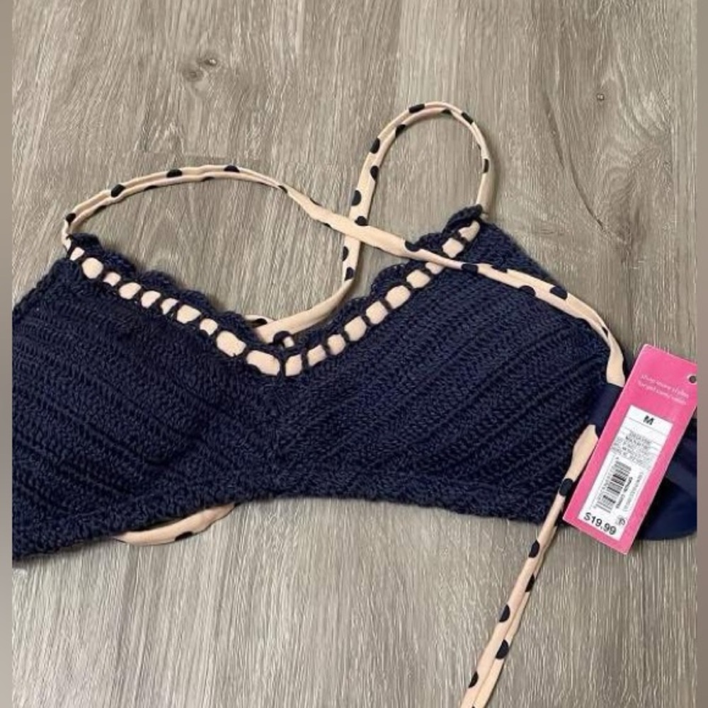 NWT Size M bikini top